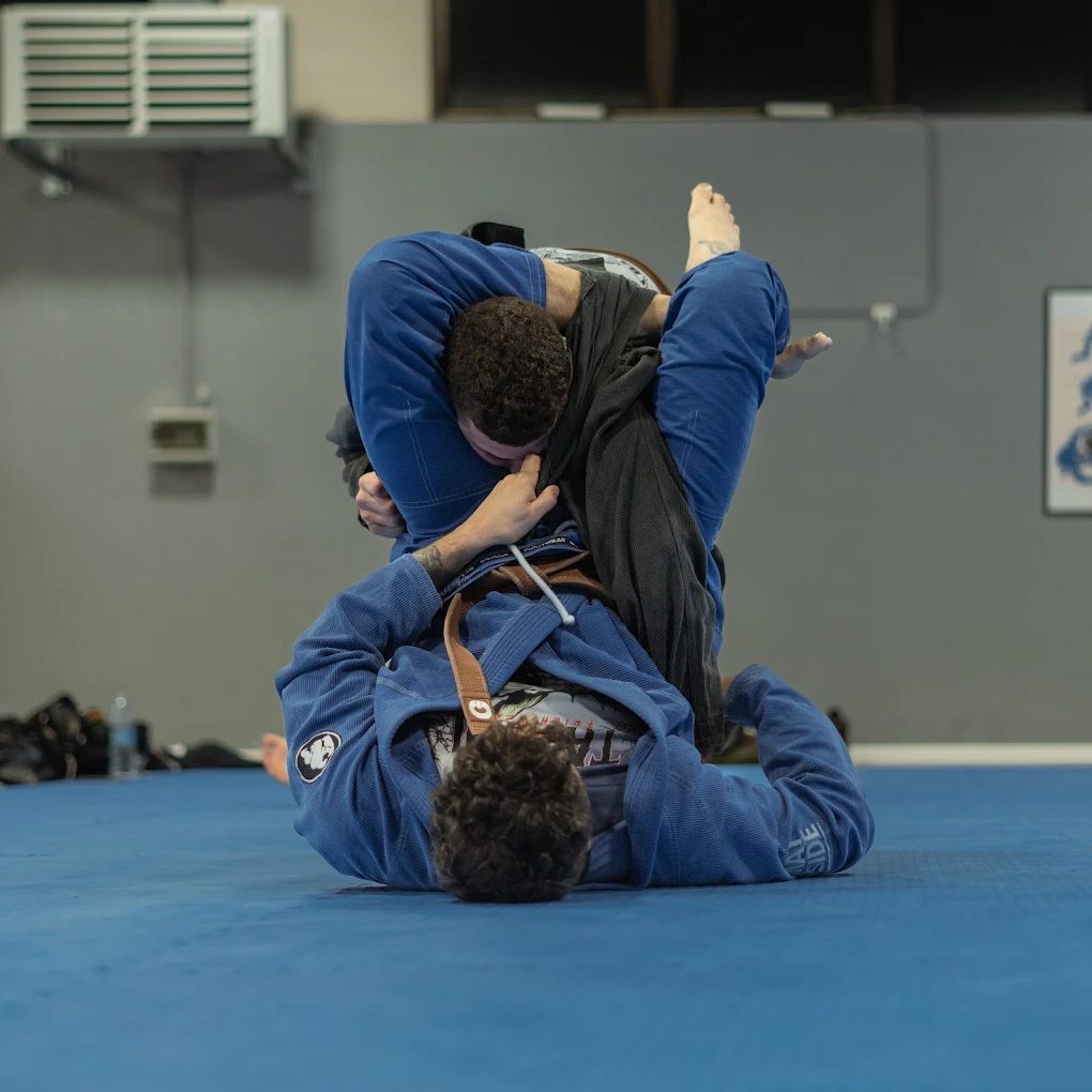 Lavoro dalla guardia con il kimono blu