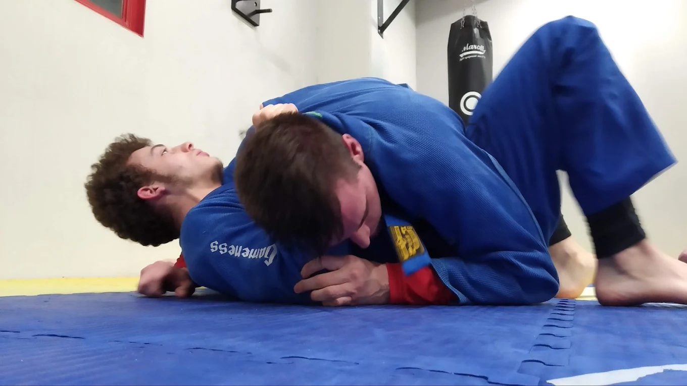 Controllo a terra con il kimono blu durante l'allenamento