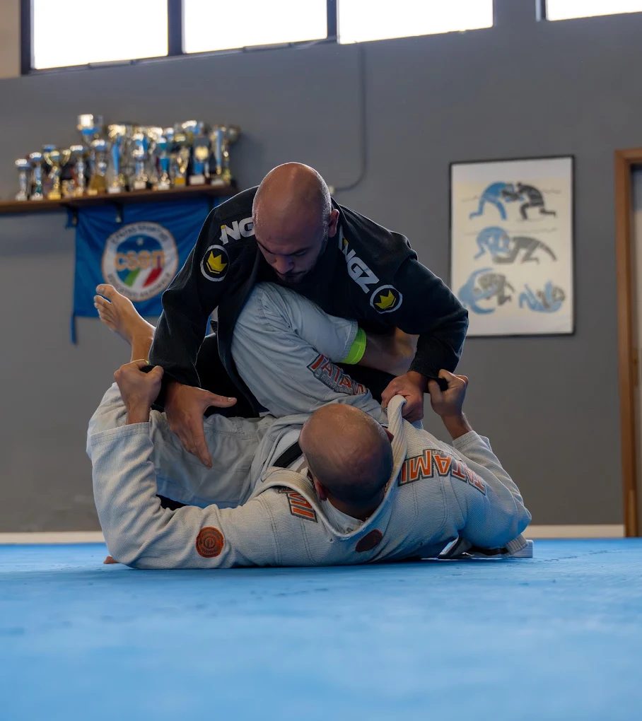 Sparring con il kimono accanto alla vetrina dei trofei