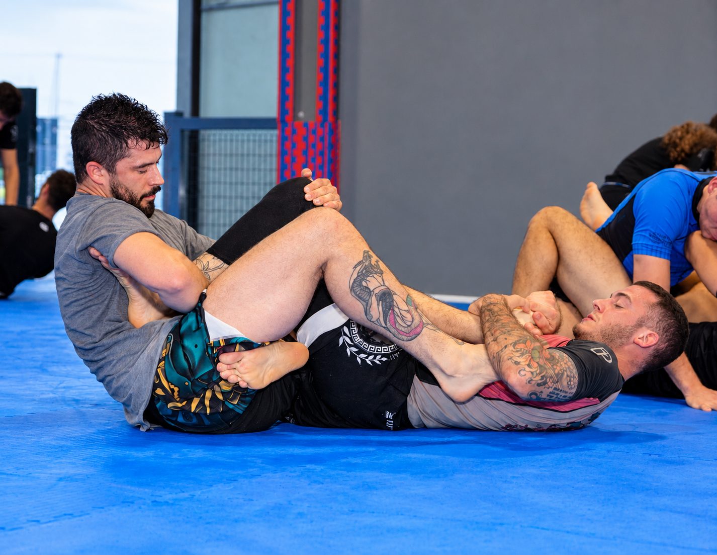 Due atleti in NoGi lavorano la guardia durante lo sparring