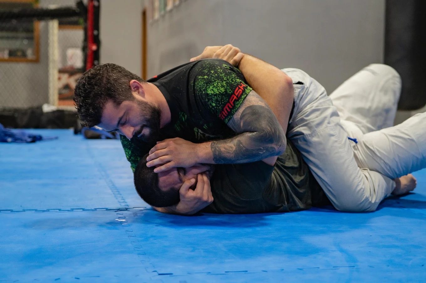 Controllo laterale durante uno sparring tra NoGi e kimono