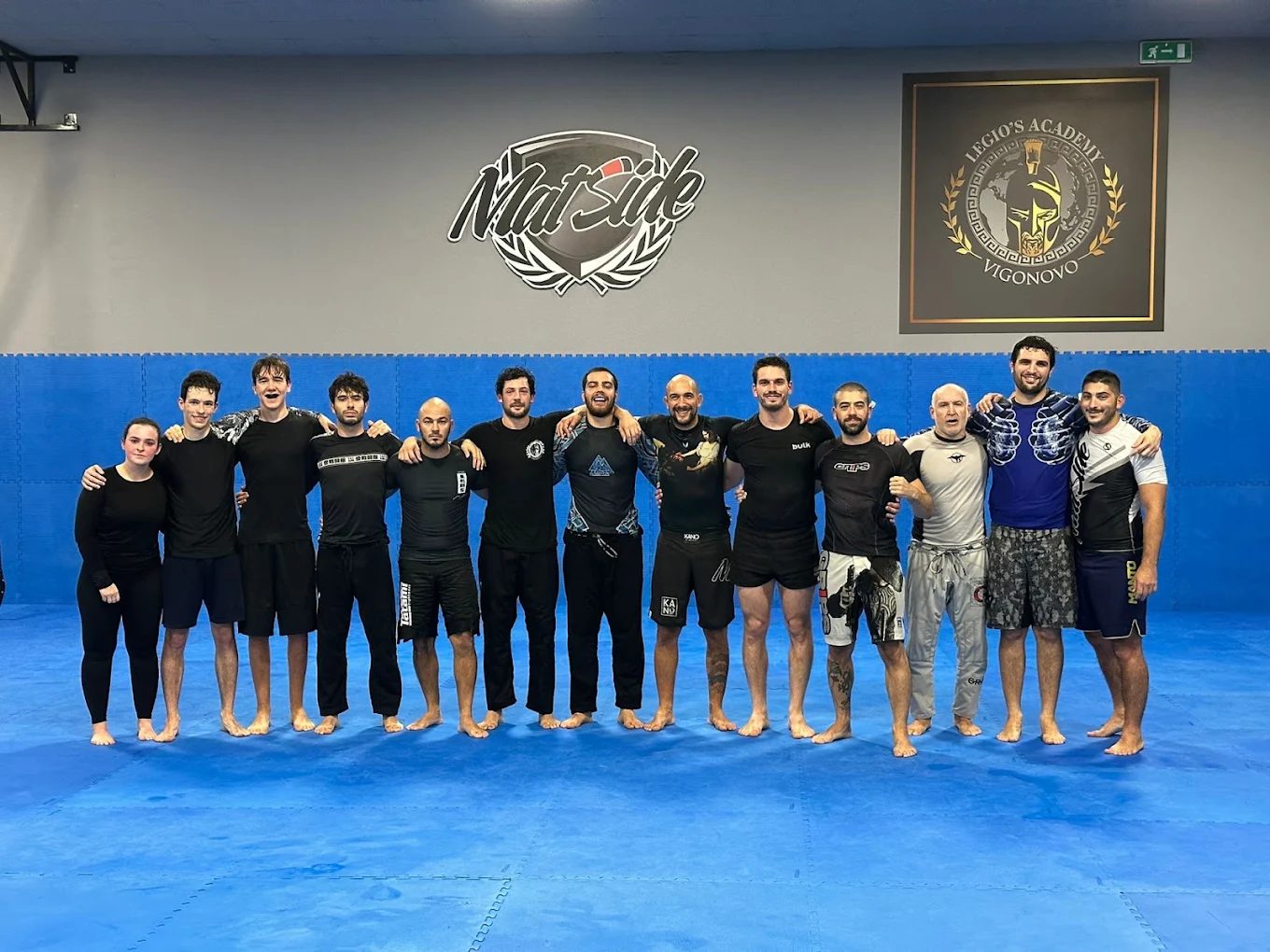 Il team Matside in NoGi davanti al logo Matside